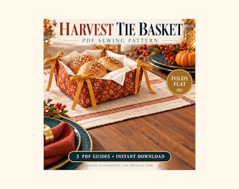 Può includere: Un cartamodello PDF Harvest Tie Basket che mostra un cestino in tessuto quadrato con esterno a stampa floreale color ruggine, interno color crema e nastri giallo senape su ogni angolo. Il cestino contiene tre panini.