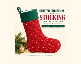 Può includere: Una calza natalizia trapuntata rossa con un motivo a stelle dorate e un risvolto verde scuro a tinta unita. Il testo recita: QUILTED CHRISTMAS STOCKING SEWING PATTERN, 3 PDF GUIDES, INSTANT DOWNLOAD, DESIGN ILLUSTRATION, NO PHYSICAL ITEM.