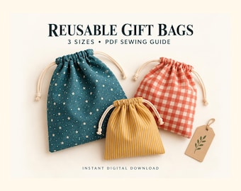 Può includere: Tre sacchetti regalo riutilizzabili con coulisse in diverse dimensioni e fantasie: un sacchetto verde acqua con stelle bianche, uno a quadretti rossi e bianchi e uno giallo senape con sottili righe bianche. Include un cartellino e il testo: REUSABLE GIFT BAGS.
