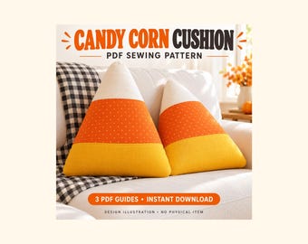 Può includere: Due cuscini triangolari a forma di caramella di mais, con sezioni orizzontali bianche, arancioni con puntini bianchi e gialle. Il testo recita CANDY CORN CUSHION PDF SEWING PATTERN, 3 PDF GUIDES • INSTANT DOWNLOAD, DESIGN ILLUSTRATION • NO PHYSICAL ITEM.