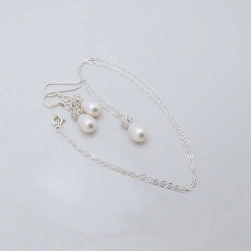Set shops of 5 Bridesmaids Necklaces and Earrings, 6 Pearl Sets with Pearl Drop Earrings and Necklaces 0390