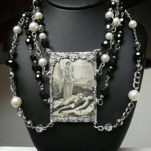 Serie "El Zoológico Llorón". Tarjeta funeraria conmemorativa de luto, collar con colgante soldado.
