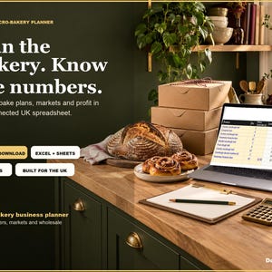 Könnte beinhalten: Eine digitale Tabellenkalkulation zur Planung einer Mikro-Bäckerei in Großbritannien auf einem Laptop-Bildschirm mit Spalten für Bestellungen, Backpläne und Gewinne. Das Bild zeigt Sauerteigbrot, Zimtschnecken, braune Kartons, ein Klemmbrett und einen Taschenrechner.