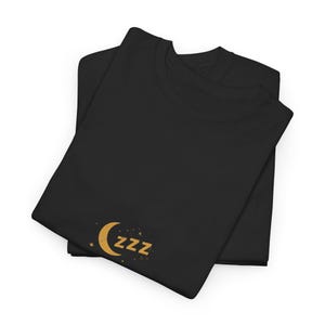 Nachtdienst T-shirt Ik woon in twee tijdzones, grappig T-shirt voor ploegendienstmedewerkers, cadeau voor verpleegkundigen die in de nachtdienst werken afbeelding 7