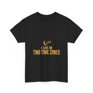 Nachtdienst T-shirt Ik woon in twee tijdzones, grappig T-shirt voor ploegendienstmedewerkers, cadeau voor verpleegkundigen die in de nachtdienst werken afbeelding 5