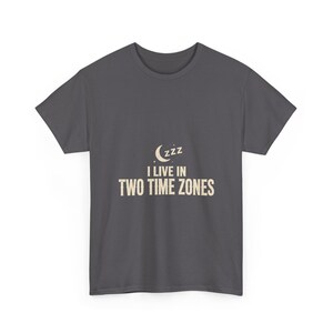 Nachtdienst T-shirt Ik woon in twee tijdzones, grappig T-shirt voor ploegendienstmedewerkers, cadeau voor verpleegkundigen die in de nachtdienst werken afbeelding 9