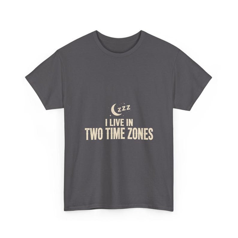 Nachtdienst T-shirt Ik woon in twee tijdzones, grappig T-shirt voor ploegendienstmedewerkers, cadeau voor verpleegkundigen die in de nachtdienst werken afbeelding 9