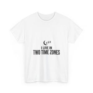 Nachtdienst T-shirt Ik woon in twee tijdzones, grappig T-shirt voor ploegendienstmedewerkers, cadeau voor verpleegkundigen die in de nachtdienst werken afbeelding 1