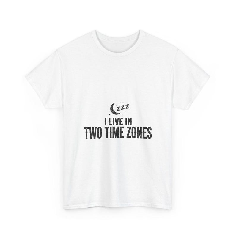 Nachtdienst T-shirt Ik woon in twee tijdzones, grappig T-shirt voor ploegendienstmedewerkers, cadeau voor verpleegkundigen die in de nachtdienst werken afbeelding 1