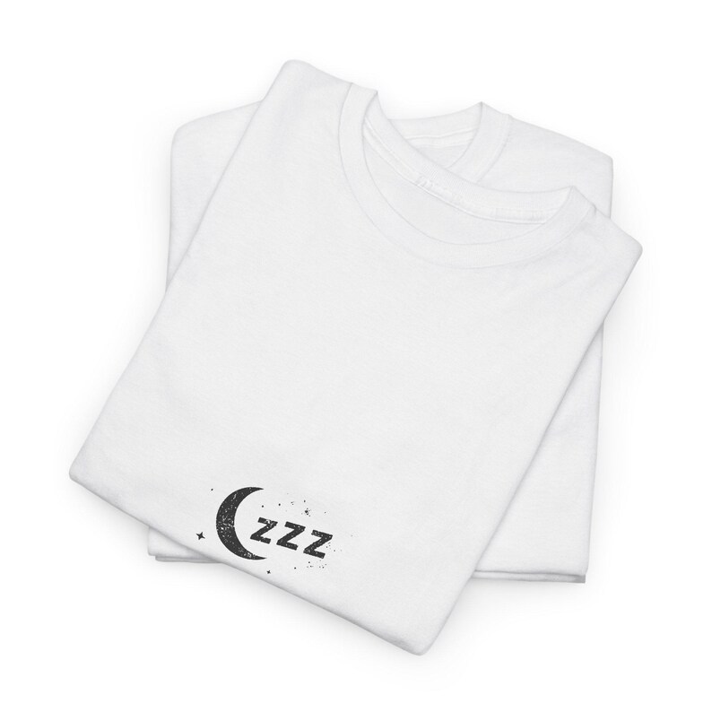 Nachtdienst T-shirt Ik woon in twee tijdzones, grappig T-shirt voor ploegendienstmedewerkers, cadeau voor verpleegkundigen die in de nachtdienst werken afbeelding 3