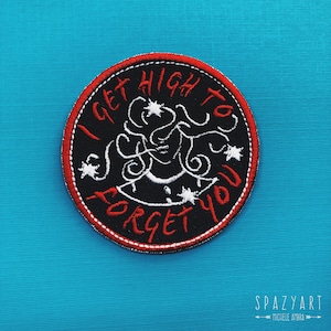 Puede incluir: Un parche bordado negro y rojo con costuras blancas. El parche presenta una imagen estilizada de una persona con el pelo suelto y el texto "I get high to forget you".
