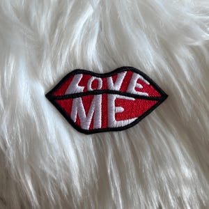 Love Me Lips Gestickter Aufnäher zum Aufbügeln oder Aufkleber mit selbstklebender Rückseite