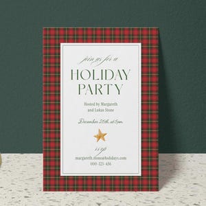Puede incluir: Una tarjeta de invitación rectangular para una fiesta navideña con un borde de cuadros rojos, verdes y negros que rodea un panel central blanco con texto verde oscuro "join us for a HOLIDAY PARTY" y una pequeña estrella dorada.