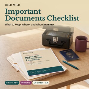 Puede incluir: Una lista de verificación imprimible de documentos importantes de Hold Wild en tonos verde oscuro y beige. El documento está sobre una pila de carpetas manila junto a una caja de seguridad metálica negra, un pasaporte azul y un bolígrafo verde azulado.
