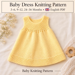 Könnte beinhalten: Eine Strickanleitung für ein hellgelbes ärmelloses Babykleid als englisches PDF für die Größen 3-6, 9-12 und 24-36 Monate. Das Kleid hat einen Rundhalsausschnitt, eine strukturierte Passe, ein glatt rechts gestricktes Teil und einen kraus rechts gestrickten Saum.