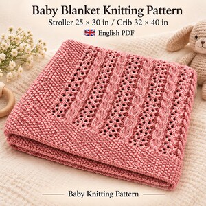 Può includere: Un modello di lavoro a maglia per copertina da neonato in formato PDF inglese. Il testo recita Baby Blanket Knitting Pattern, Stroller 25 x 30 in / Crib 32 x 40 in e Baby Knitting Pattern. La coperta presenta un bordo testurizzato e un motivo a trecce.