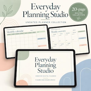 Könnte beinhalten: Drei Tablets zeigen die undatierte digitale Planer-Kollektion Everyday Planning Studio. Die Bildschirme zeigen eine Titelseite, einen Monatskalender und eine Wochenübersicht mit Pastellakzenten und einem Abzeichen für die 20-seitige Master-Kollektion.