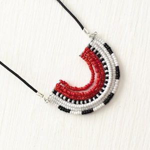 Piccola collana con ciondolo con perline in rosso, nero e bianco - Gioielli con perline - Mini collana con bavaglino