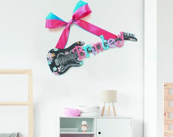 Gitaar kinderkamer muur hangen - gepersonaliseerd gitaar teken - baby naam decor - muzikale kinderkamer kunst aan de muur - gitaar kunst - babykamer muur teken