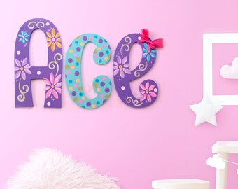 Lettres murales peintes marguerite pour chambre d'enfant - prénom suspendu - lettres murales bleu sarcelle - initiales en bois - nom de bébé décoratif - lettres suspendues pour chambre d'enfants