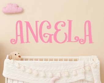 Roze geschilderde houten muurletters - roze babykamer hangende decorletters - boven roze wiegbeddengoed belettering decor - roze houten letters