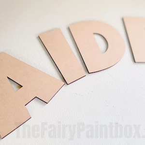 Letras personalizadas do alfabeto de MDF - Letras de parede de MDF cortadas a laser - Letras de sinal de nome do bebê - Letras de bloco de MDF - Letras de artesanato grossas de 1/8"