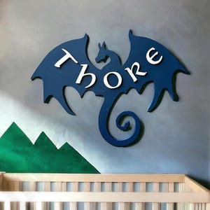 Drache Zeichen, personalisierte Drache Wandkunst, Fantasy-Wand-Dekor, Drache Hausdekoration, Drache Babyzimmer dekoratives Zeichen, Drache Kinder Geschenk