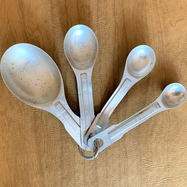 Vintage measuring spoons - tin - aluminum kitchenware - set of 4