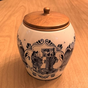 Vintage ceramic humidor - Van Rossem&#39;s Toeback Anno 1750 - brass lid - 6 1/2&quot; tall