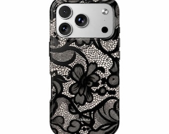 Könnte beinhalten: Eine Smartphone-Hülle mit einem schwarzen Spitzenmuster auf cremefarbenem Hintergrund. Das Design zeigt komplexe florale Motive und Netzdetails. Das Wort Gioletta ist in kleinen weißen Buchstaben unten in der Mitte aufgedruckt.