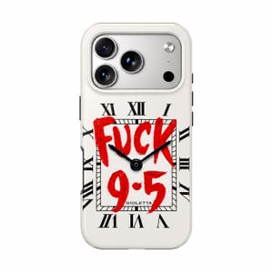Puede incluir: Una funda de smartphone blanca con un diseño de esfera de reloj y números romanos negros. El centro muestra el texto rojo FUCK 9-5 en estilo de pincelada, con manecillas negras y la palabra GIOLETTA debajo.