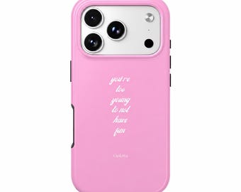 Könnte beinhalten: Eine leuchtend rosa Smartphone-Hülle mit einem weißen Kameraausschnitt und dem weißen Text "you're too young to not have fun" in Schreibschrift, wobei der Markenname "Gioletta" in kleinen weißen Buchstaben unten aufgedruckt ist.