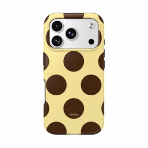 Puede incluir: Una funda de smartphone de color amarillo claro con un patrón repetitivo de grandes lunares de color marrón oscuro. La funda tiene un recorte rectangular para las lentes de la cámara y la palabra Gioletta está impresa en letras blancas.