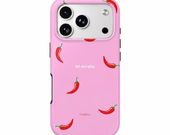Può includere: Una cover per smartphone rosa chiaro con un motivo ripetuto di piccoli peperoncini rossi con piccioli verdi. Il testo "hot and spicy" è stampato in bianco e il nome del marchio "Gioletta" è stampato in rosso nella parte inferiore.