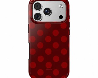Könnte beinhalten: Eine dunkelrote Smartphone-Hülle mit einem sich wiederholenden Muster aus etwas helleren roten Punkten. Die Hülle hat oben eine rechteckige Aussparung für ein Dreifach-Kamerasystem und einen Blitz. Das Wort Gloletta ist in kleinen roten Buchstaben aufgedruckt.