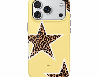 Könnte beinhalten: Eine blassgelbe Smartphone-Hülle mit zwei großen Sternen in braun-schwarzem Leopardenmuster. Die Hülle hat eine weiße Umrandung um die Sterne und das Wort Gioletta ist in kleinen schwarzen Buchstaben zwischen den beiden Sternen aufgedruckt.