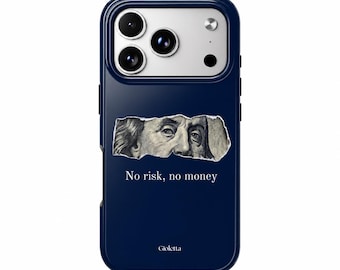 Op de afbeelding: Een donkerblauwe smartphonehoes met een afbeelding van gescheurd papier met de ogen van Benjamin Franklin van een honderd dollarbiljet. Onder de afbeelding staat de tekst No risk, no money in het wit, met de merknaam Gioletta onderaan.
