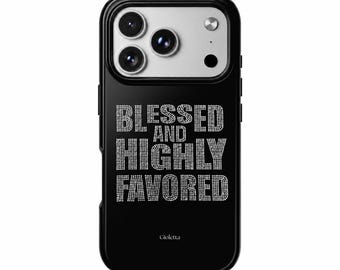 Könnte beinhalten: Eine schwarze Smartphone-Hülle mit silbernem Kameramodul und dem Text BLESSED AND HIGHLY FAVORED in einer glitzernden Strass-Schriftart. Der Markenname Gloletta ist in kleinen weißen Buchstaben unten in der Mitte aufgedruckt.