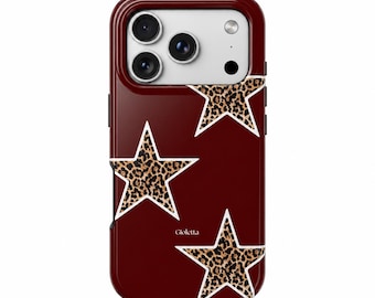Può includere: Una cover per smartphone color bordeaux intenso con tre stelle in evidenza caratterizzate da un motivo leopardato marrone e nero. Ogni stella è delineata da un sottile bordo bianco. La parola Gioletta è stampata in piccolo testo bianco.