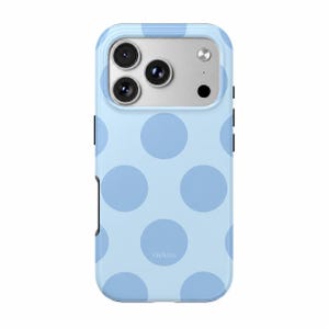 Puede incluir: Una funda para smartphone de color azul claro con un patrón de lunares de color azul más oscuro. La funda tiene un recorte rectangular en la parte superior para un sistema de triple cámara y un flash. La palabra Gioletta está impresa en letras blancas pequeñas cerca de la parte inferior.