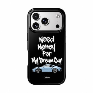 Puede incluir: Una funda de smartphone negra con el texto blanco Need Money For My Dream Car en una fuente de estilo goteante. Debajo del texto hay una vista lateral de un coche deportivo azul claro. El nombre de la marca Gioletta está impreso en la parte inferior.