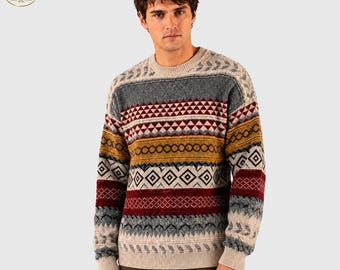 Könnte beinhalten: Ein langärmeliger Pullover mit Rundhalsausschnitt und einem horizontalen Muster aus geometrischen Formen wie Dreiecken, Kreisen und Rauten in Beige, Grau, Senfgelb und Dunkelrot, abgerundet durch gerippte Bündchen und Saum.