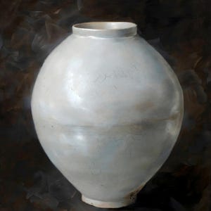 Może przedstawiać: Okrągły, złamany biały ceramiczny wazon typu moon jar z gładką, błyszczącą glazurą i subtelną siecią drobnych, ciemnych pęknięć na powierzchni. Naczynie posiada szeroki, kulisty korpus, który zwęża się ku wąskiej, okrągłej podstawie i wlotowi.