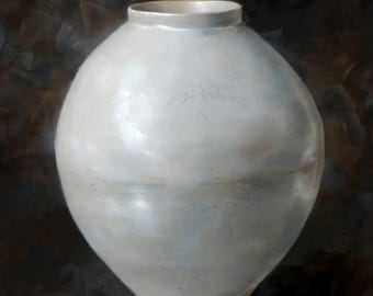 Può includere: Un vaso di luna in ceramica rotondo color bianco sporco con una smaltatura liscia e lucida e una sottile rete di fini crepe scure sulla superficie. Il recipiente presenta un ampio corpo sferico che si restringe verso una base circolare.