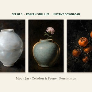 Puede incluir: Un conjunto de tres impresiones de arte digital tituladas SET OF 3 KOREAN STILL LIFE INSTANT DOWNLOAD. Las imágenes muestran una vasija lunar blanca, un jarrón celadón azul claro con una peonía rosa y caquis en ramas oscuras.
