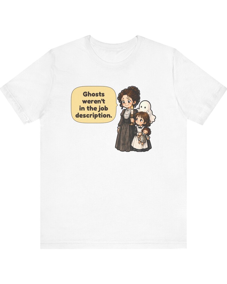 Op de afbeelding: Een wit t-shirt met een afbeelding van een persoon in een donkere jurk met een kaars, een kind met een pop en een klein spookje. Een tekstballon bevat de tekst: Ghosts weren't in the job description.