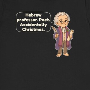 Pu&ograve; includere: Una t-shirt nera con un'illustrazione a cartoni animati di una persona anziana con capelli bianchi, occhiali tondi, un cappotto viola e un gilet beige. Il personaggio tiene in mano una penna e una pergamena. Un fumetto contiene il testo: Hebrew professor. Poet. Accidentally Christmas.