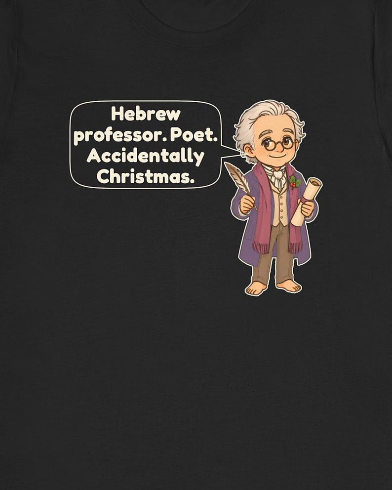 Pu&ograve; includere: Una t-shirt nera con un'illustrazione a cartoni animati di una persona anziana con capelli bianchi, occhiali tondi, un cappotto viola e un gilet beige. Il personaggio tiene in mano una penna e una pergamena. Un fumetto contiene il testo: Hebrew professor. Poet. Accidentally Christmas.