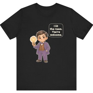 Może przedstawiać: Czarny t-shirt z rysunkową ilustracją osoby w fioletowym garniturze i brązowej kamizelce, trzymającej świecącą żar&oacute;wkę. Dymek obok postaci zawiera tekst: I lit the room. You're welcome.