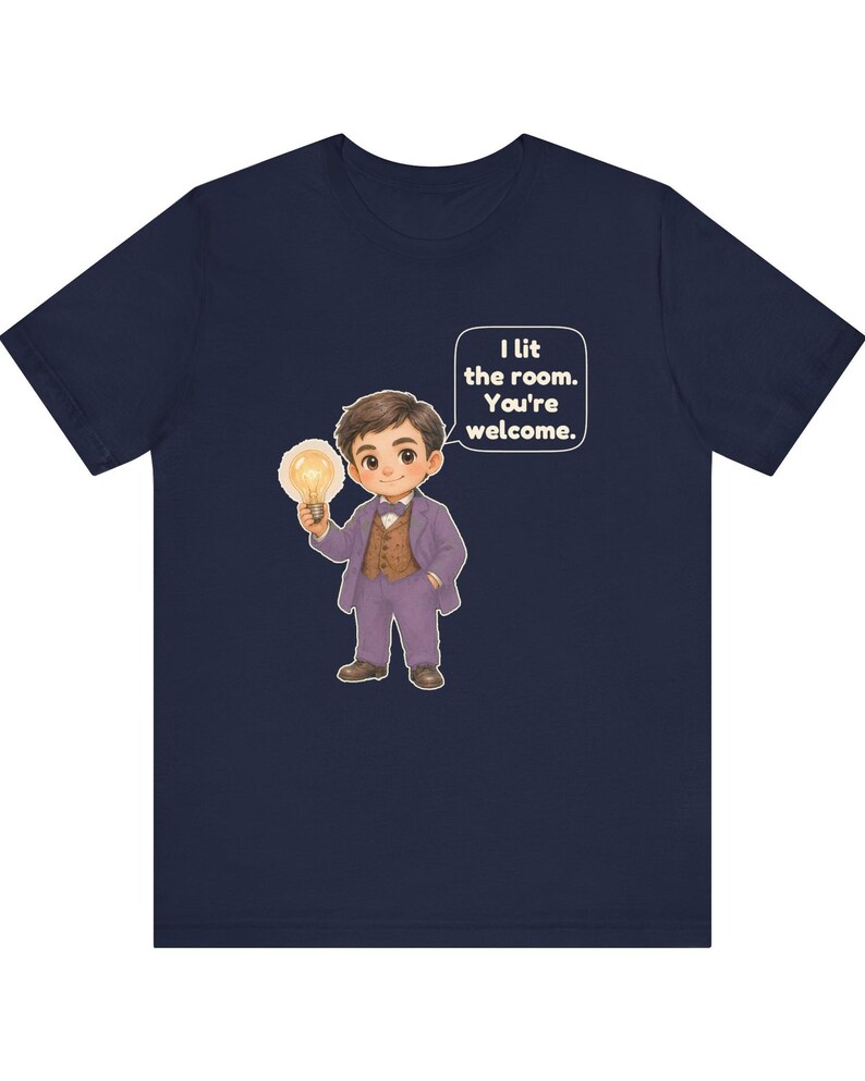Może przedstawiać: Granatowy t-shirt z rysunkową ilustracją osoby w fioletowym garniturze i brązowej kamizelce, trzymającej świecącą żar&oacute;wkę. Dymek z tekstem zawiera napis: I lit the room. You're welcome.